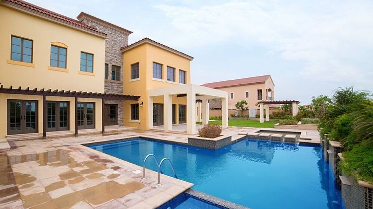 Redwood-Avenue-Villas-in-Jumeirah-Golf-Estates-Pool-Area-1