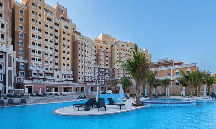 Balqis-Residence-Apartments-in-Palm-Jumeirah-Pool-Area